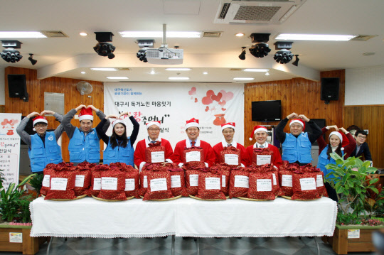 한국정보화진흥원은 대구 이전에 따른 지역사회와의 협력강화 및 소외계층 지원활동을 위해 대구시 노인종합복지관에서 사랑 주머니 전달식을 개최했다고 20일 밝혔다. 권영진 대구광역시장(왼쪽에서 다섯 번째부터)과 류석상 한국정보화진흥원 본부장이 참가자들과 기념촬영 하고 있다. 한국정보화진흥원 제공